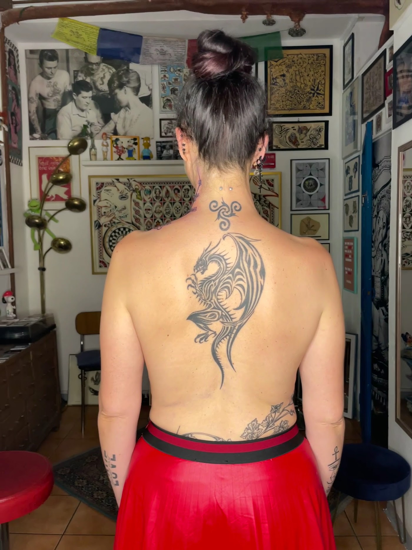 Schiena con drago tatuato